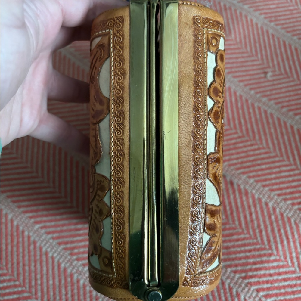 Leather like two-toned handbag - Picture 9 of 12